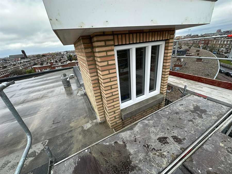 Metselwerk en kozijn van de dakopbouw aan de Apeldoornselaan van dichtbij