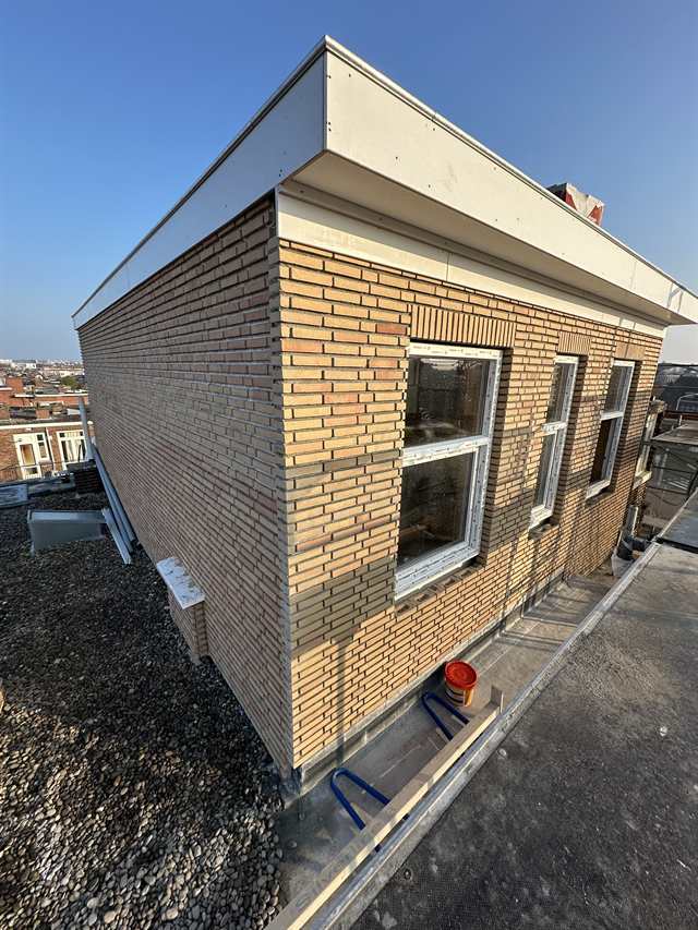 Dakopbouw van bovenaf gezien tijdens de bouw