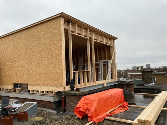 Houten frame van een dakopbouw in aanbouw