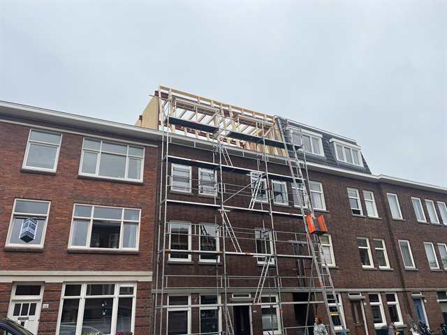 Pand aan de Van Reesstraat in de steiger bij de start van een dakopbouw