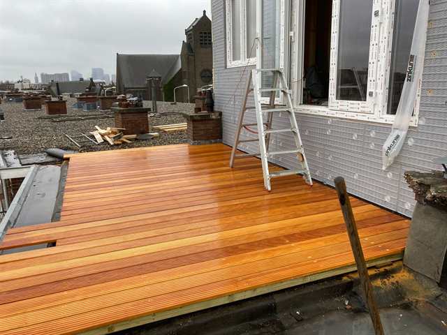 Nieuw hardhouten terrasdek bij een dakopbouw