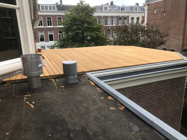 Hardhouten dakterras tussen de daken