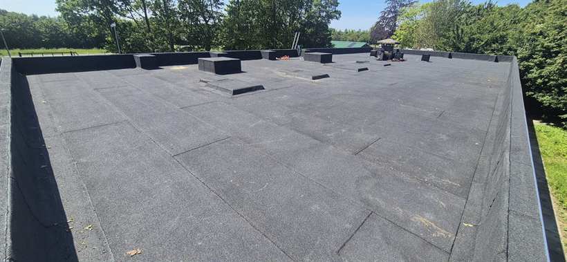 Vernieuwd plat dak in tweelaags bitumen te Poortugaal